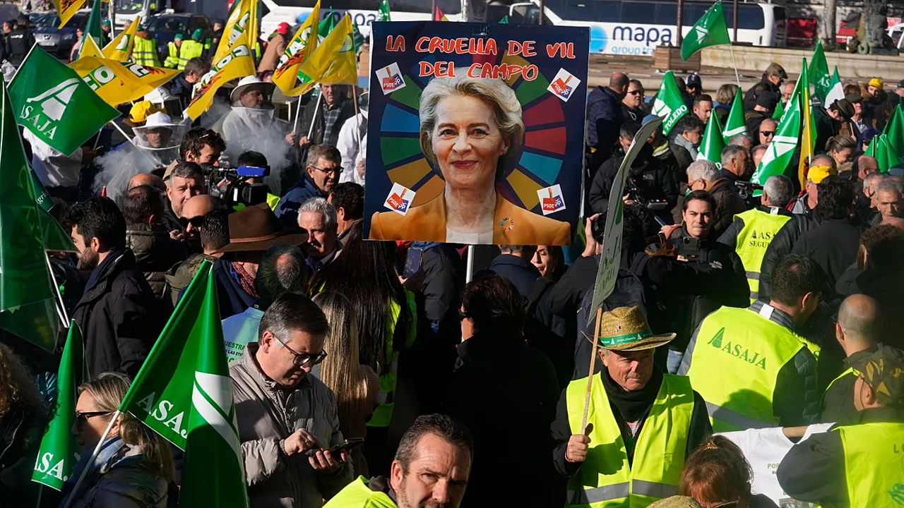 Испанские фермеры заблокировали дороги: Они против сделки ЕС с МЕРКОСУР.