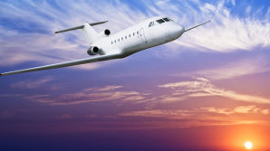 Un avion s-a prăbușit pe o autostradă aglomerată. 