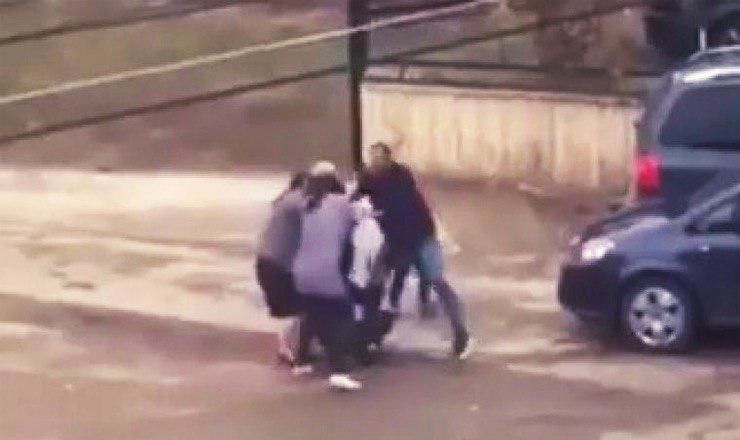 В Румынии две женщины подрались из-за места на парковке.