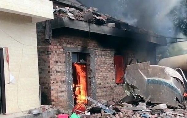 В Китае ускоритель космической ракеты упал на дом.