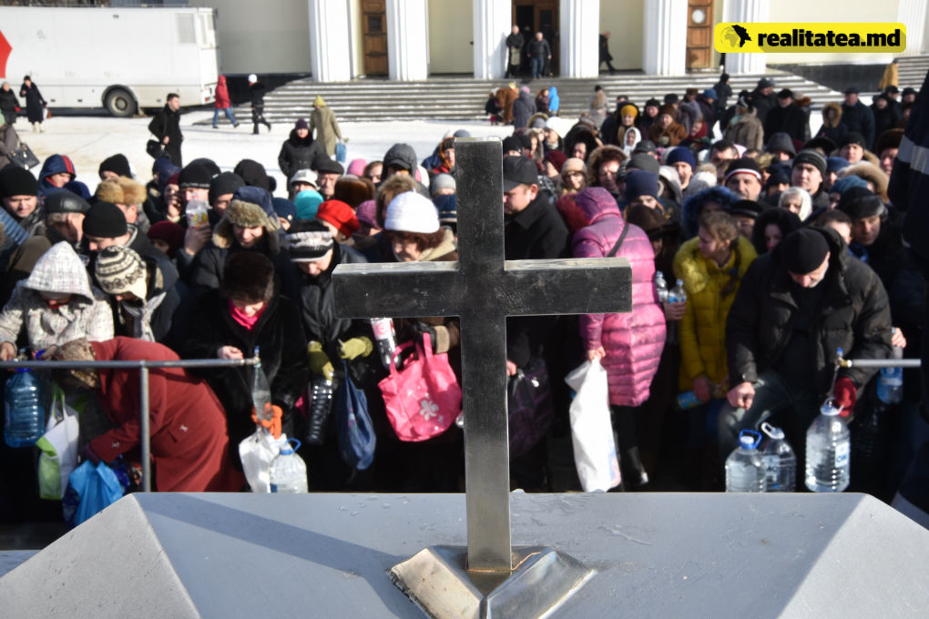 La Catedrală, oamenii s-au călcat în picioare pentru agheasmă 