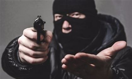 Ворам пришлось спасаться бегством, когда они встретились с хозяином дома, который пришли грабить. 