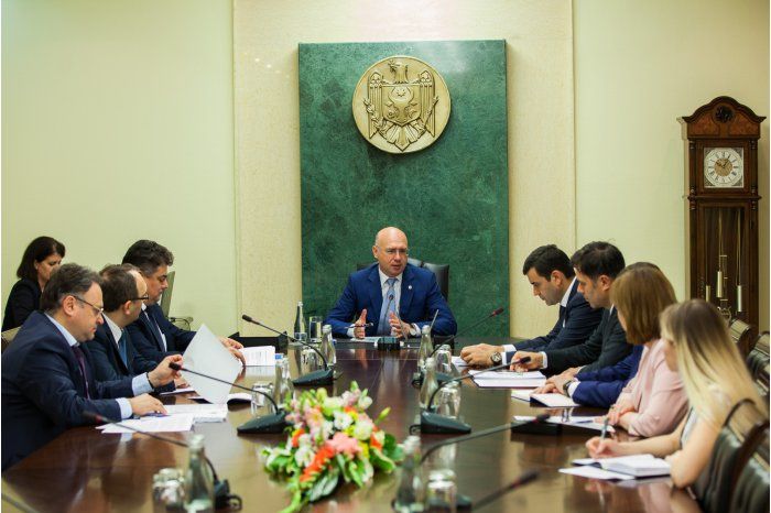Филип следит за подготовкой к началу строительства нового газопровода.
