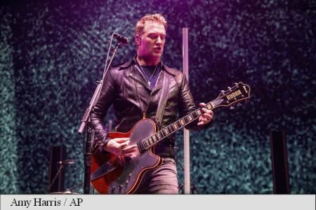 Josh Homme și-a cerut scuze după ce a lovit cu piciorul o fotografă . Foto: agerpres.ro