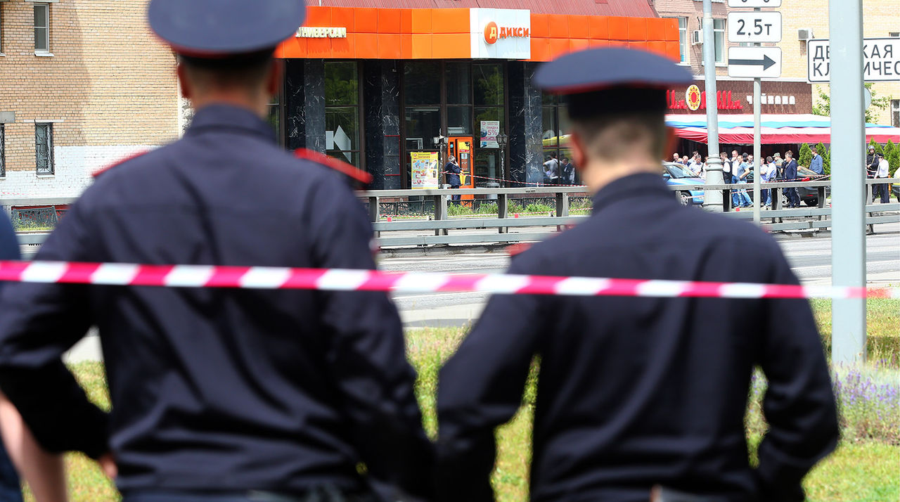 Источник в правоохранительных органах сообщил, что сотрудники ведомства оцепили магазин.