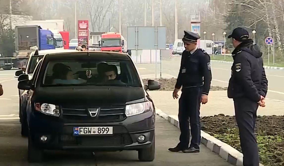 Всем пересекающим границу подарили шоколад и игрушки, изготовленные вручную учащимися школы-интерната.