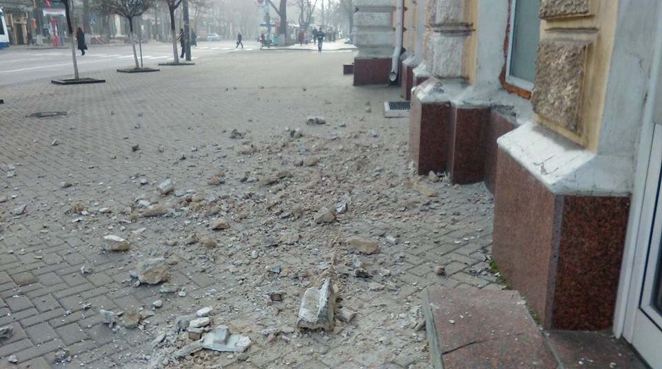 Недавно от фасадной части здания примэрии отвалился декоративный барельеф. Фото: a-tv.md