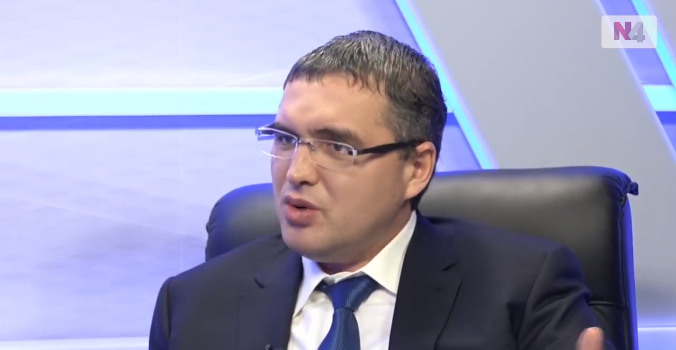 Усатый предложил Филип показать журналистам паспорта.