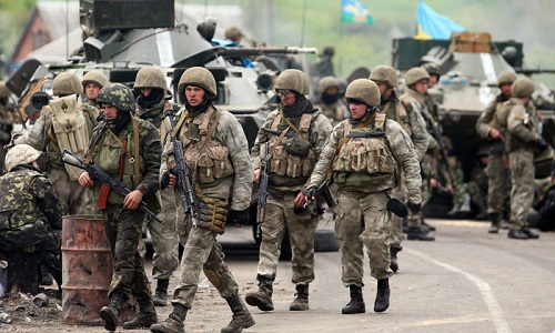 Обстановка вокруг войсковой операции украинских силовиков на востоке страны с каждым днем принимает все более взрывоопасный характер.