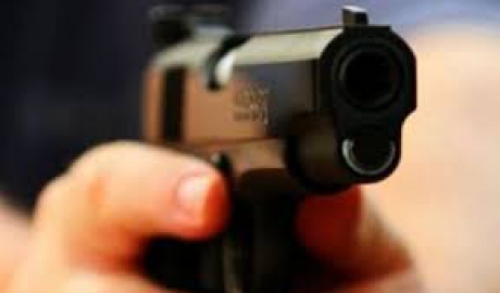 Legaţi de mâini şi de picioare, ameninţaţi cu arma şi jefuiţi. Este drama prin care a trecut, acum două zile, un tânăr de 25 de ani şi bunica sa care are aproape 90 de ani.