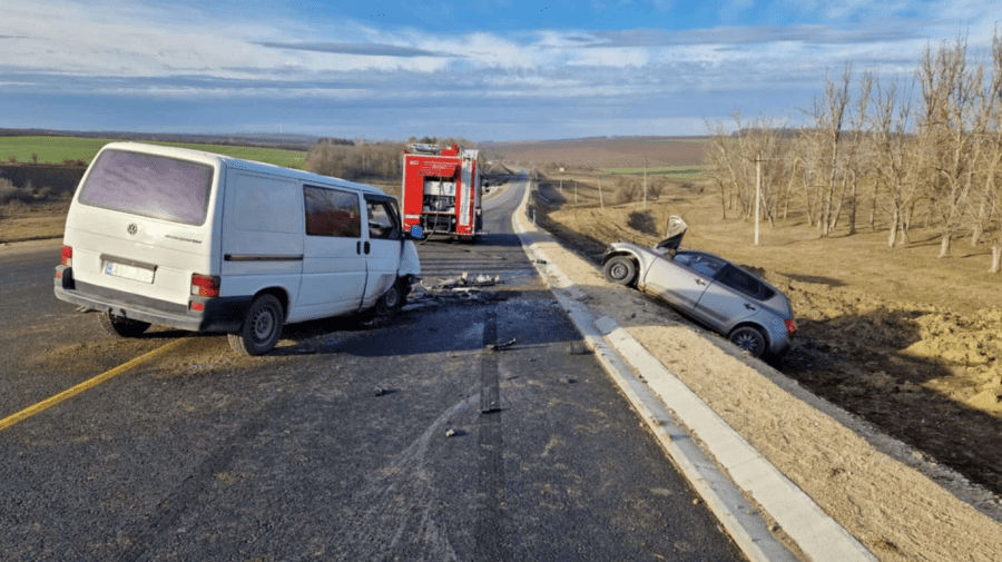 Trei persoane au ajuns la spital, în urma unui accident la Soroca: Unui șofer i-ar fi stat rău.