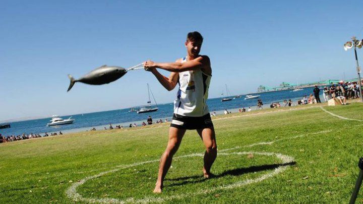 Australia: Competiție bizară de aruncat pește în lungime