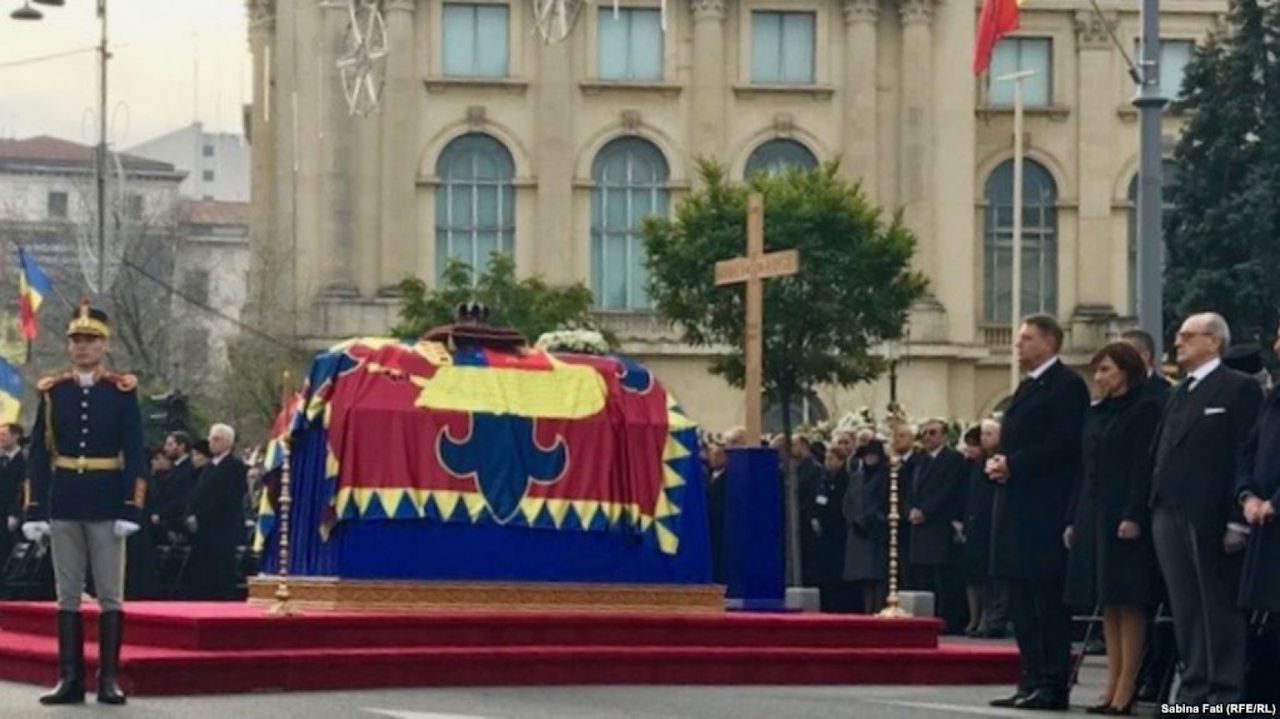 A stat 7 ore la coadă pentru a se reculege la catafalcul Regelui Mihai