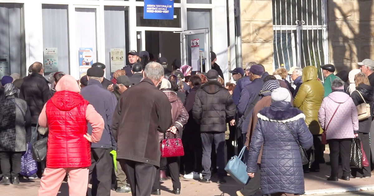 Pensionarii din Bălți stau ore întregi la cozi pentru compensații.