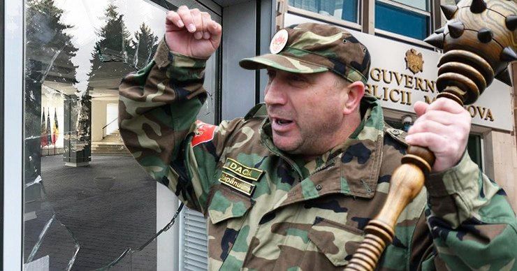 Участнику протеста, разбившему дверь в правительстве, грозит до 3 лет тюрьмы. Фото: Point.md.