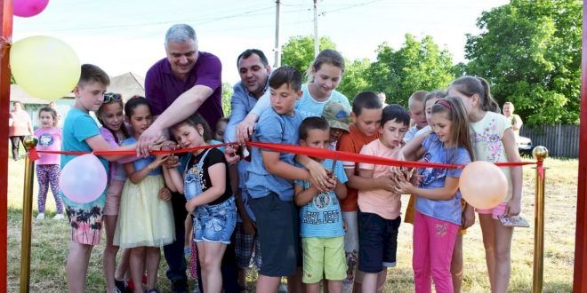 В Оргеевском районе продолжается установка детских площадок в каждом селе.