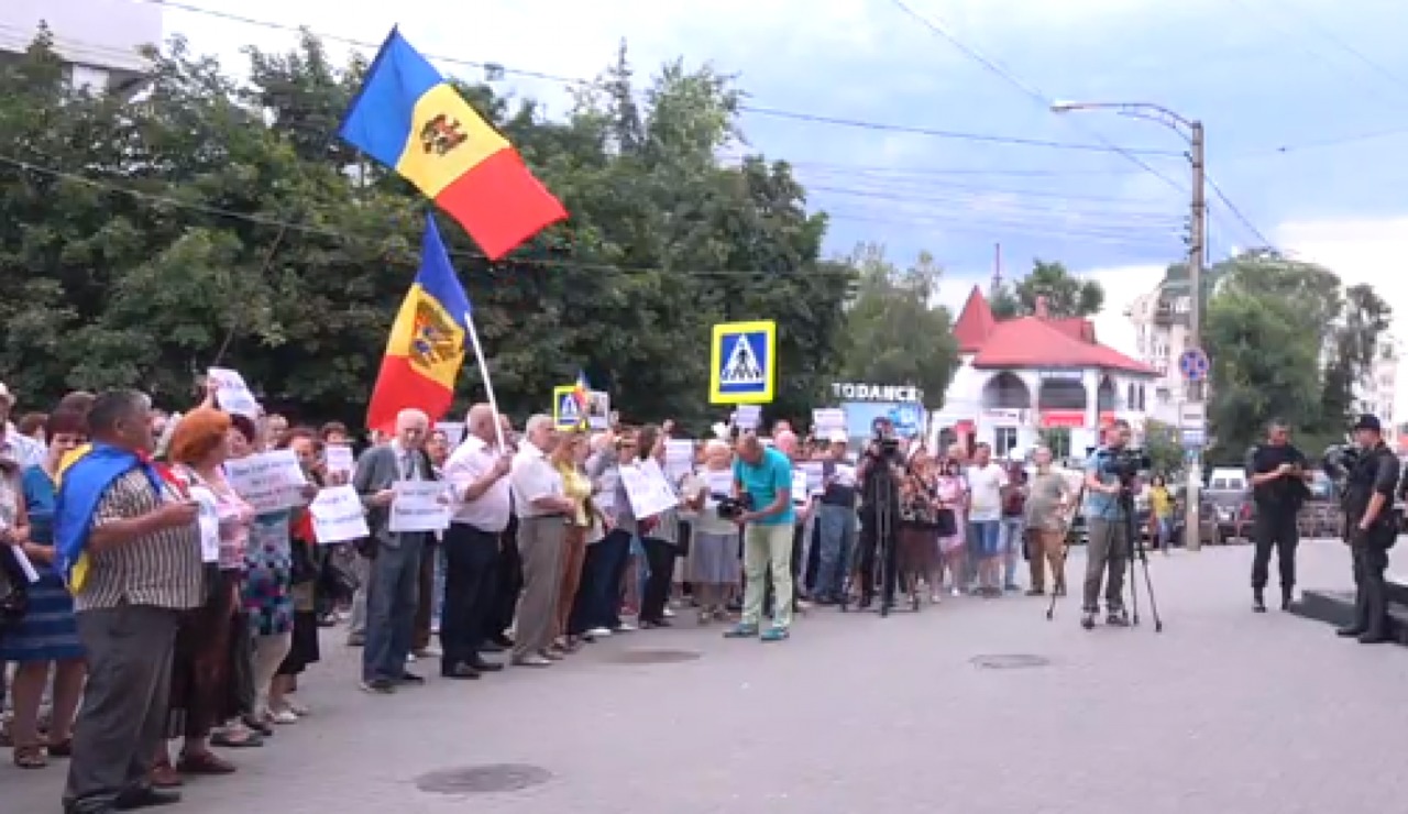 Полиция: Протестующие нарушили закон, перекрыв движение.