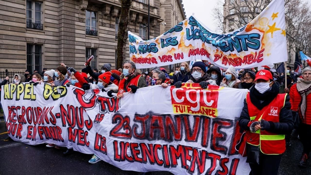 Сотни человек протестовали в Париже против сокращений и закона о безопасности.
