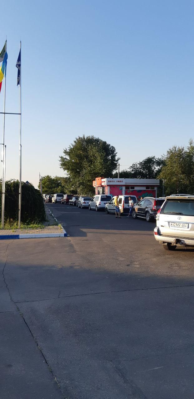 Средняя продолжительность ожидания пересечения границы составляет около 30 минут.