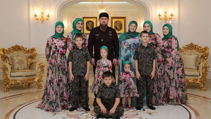 Doi dintre copiii minori ai liderului Ceceniei, Ramzan Kadîrov, au devenit milionari într-un singur an.
