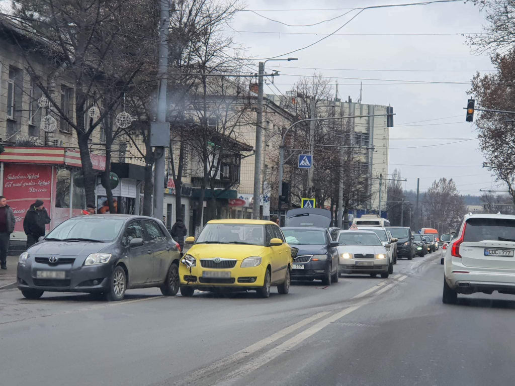 В результате ДТП в Кишиневе столкнулись три автомобиля.
