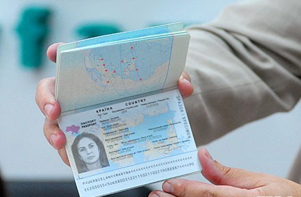 Pentru perfectarea noilor pașapoarte biometrice ucrainenii vor plăti mai mult decît cetățenii oricărei alte țari din lume.