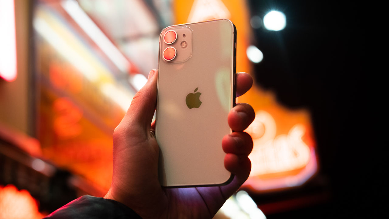 Корпорация Apple вернула в продажу iPhone 12 mini.