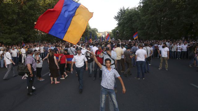 Не сломленные водометами жители Еревана возобновили митинг.