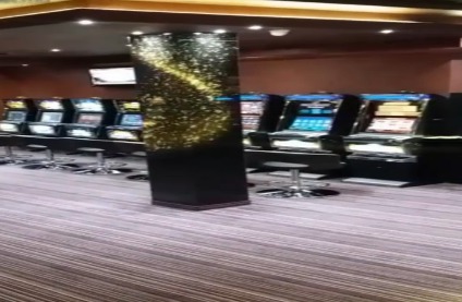 Восемь игровых залов были обысканы и опечатаны за нарушения закона.