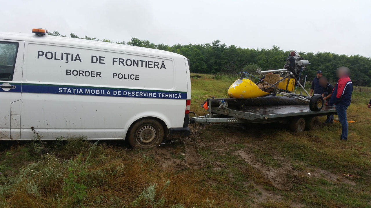 Percheziții la o stână de oi din Cahul: Pistol, aparat de zbor, cartuşe - confiscate. Foto: border.gov.md