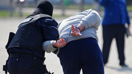 Двое из вымогателей были задержаны, когда получили помеченные деньги от жертвы.