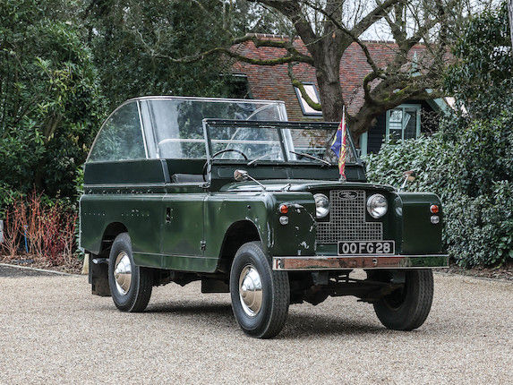 Автомобиль Land Rover Елизаветы II 1968 года выпуска выставлен на аукцион.