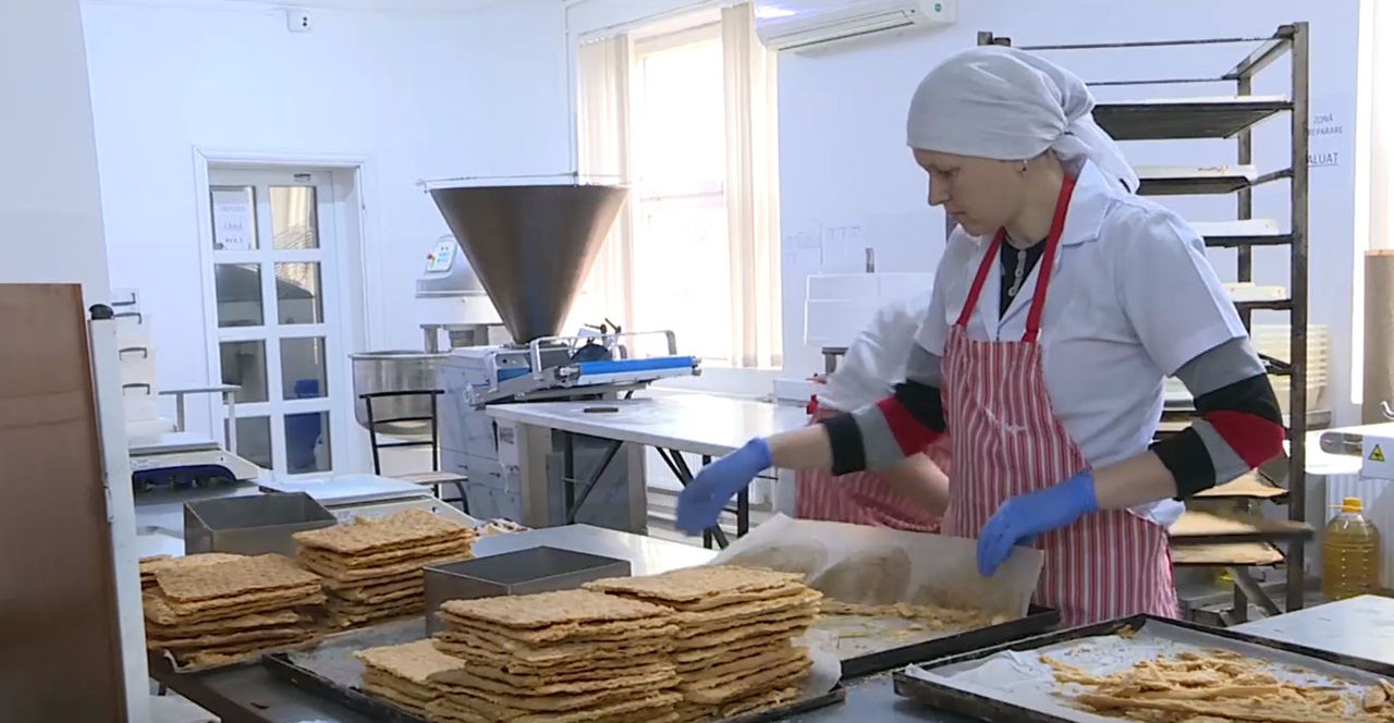 Пекари работают не покладая рук, чтобы удивить покупателей вкусной выпечкой.