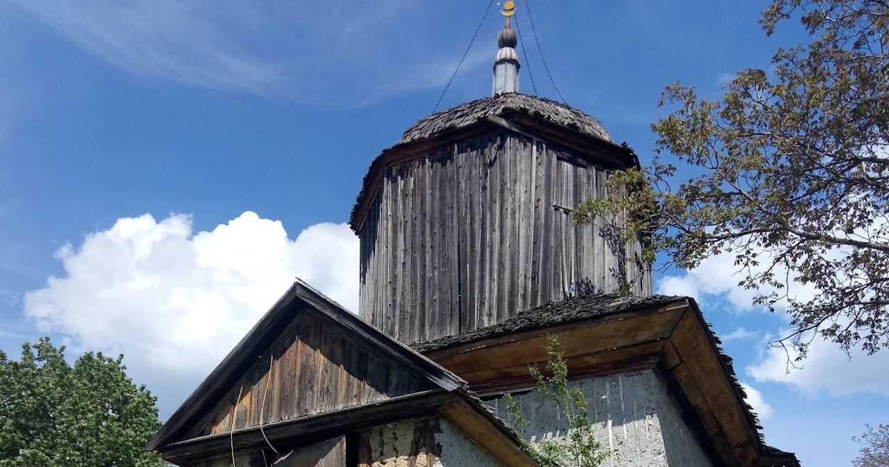 O biserică unică de lemn din raionul Strășeni este în curs de restaurare.