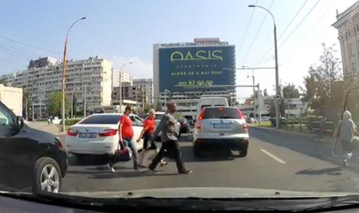 В Кишиневе группа пешеходов чудом не попала под колеса автомобиля.