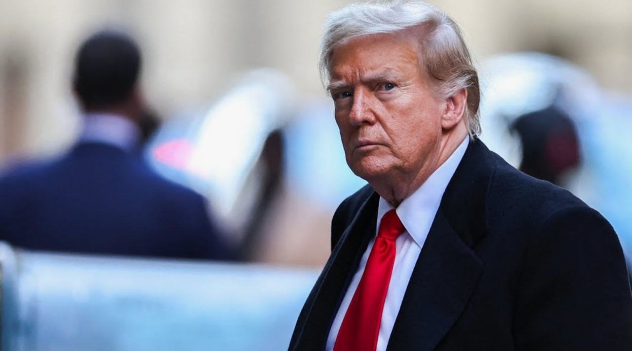 В США усложнили увольнение госслужащих, что может помешать планам Трампа в случае победы.