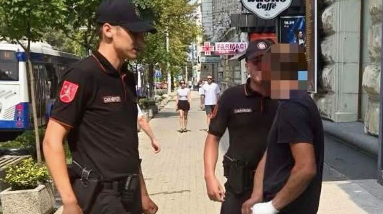 Un bărbat a avariat o cameră de supraveghere video pe teritoriul unei misiunii diplomatice din Capitală.