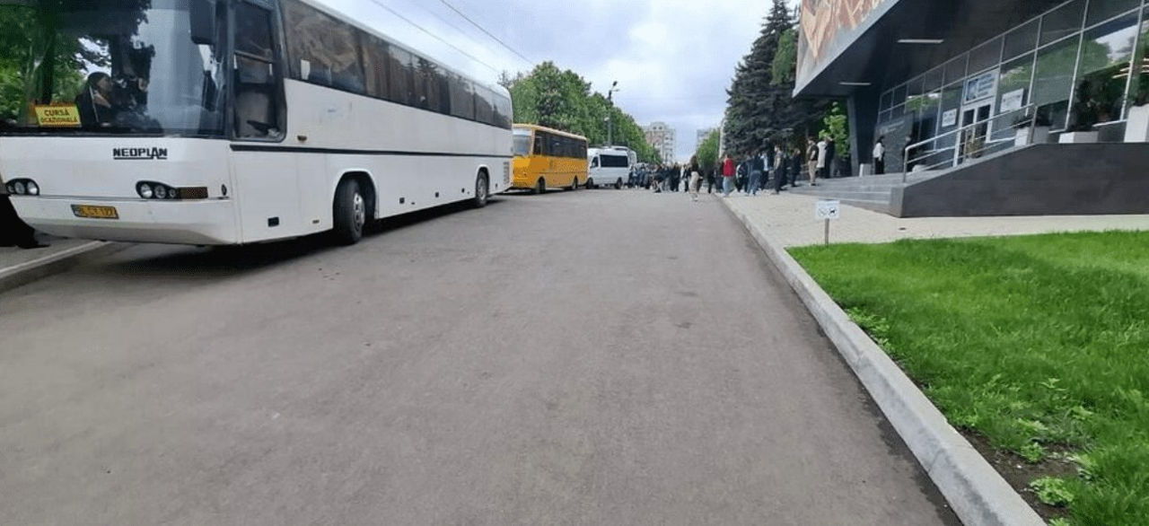 Perciun neagă acuzațiile de utilizare a autobuzelor școlare în scopuri electorale.