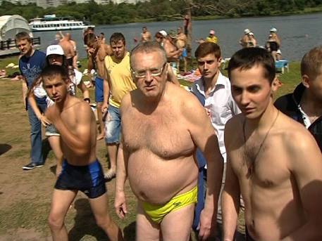 Во время пляжного променада, Жириновский угостил всех единомышленников и мимо проходящих зевак кукурузой и мороженым.