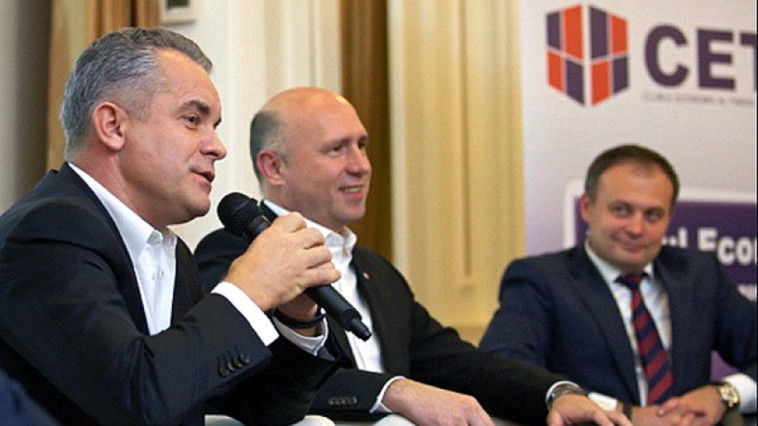Премьер-министр Павел Филип и председатель Демократической партии Влад Плахотнюк. Фото: omg.md
