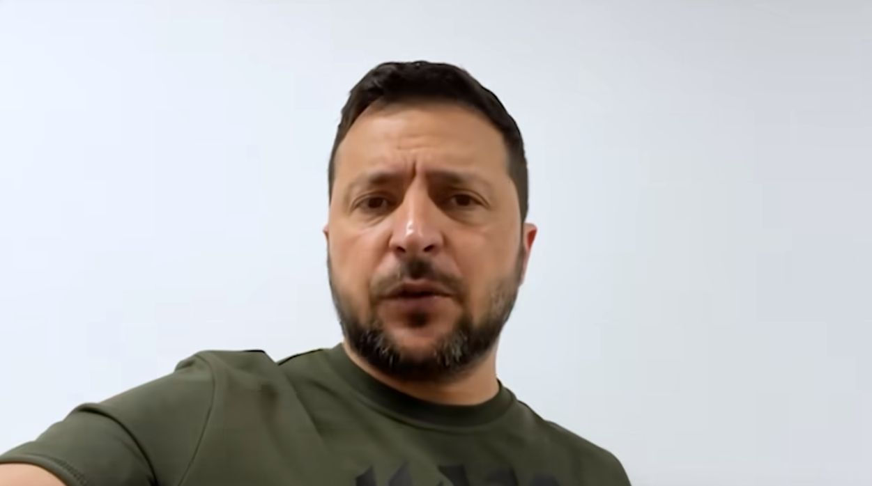 Зеленский о ситуации на фронте: Бои тяжелые, но украинская сила доминирует.