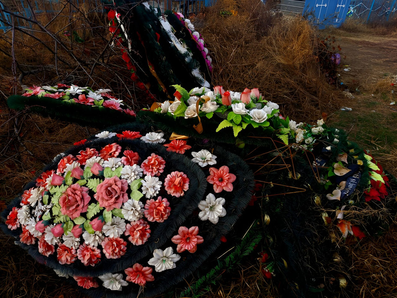 Hajder: Comercializarea coroanelor funerare din plastic va fi limitată.