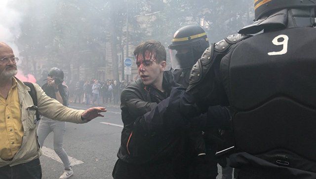 В Париже задержали четырех человек в ходе акции протеста.