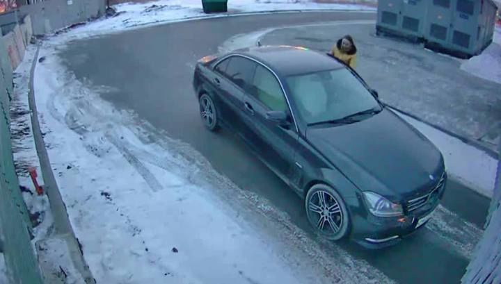 Владелица Mercedes назло охраннику дважды протаранила ворота жилого комплекса.