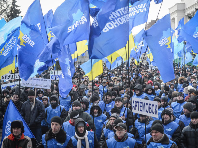 Украинское ТВ отказалось от прямой трансляции митинга сторонников Януковича. Фото: РИА Новости / Алексей Куденко