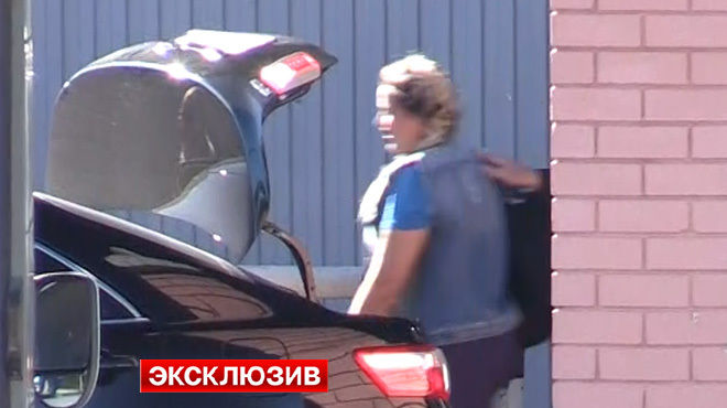 Васильева покинула колонию в джинсовой куртке и синих балетках.
