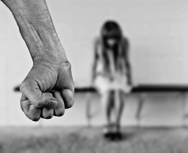 Șocant! Un bărbat i-a rupt mâinile soției. Care a fost motivul