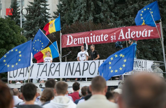 Платформа DA представила в ЦИК свыше 400 тысяч подписей за референдум по изменению ряда статей Конституции. Фото: agora.md