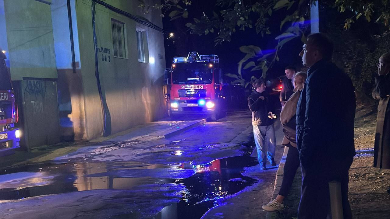 В Кишиневе загорелась мансарда в многоэтажке: тушили 50 пожарных.