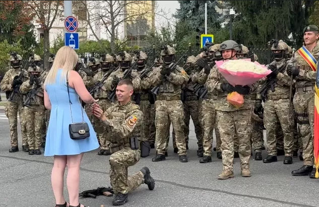 Военный сделал предложение девушке перед началом парада в Кишинёве.